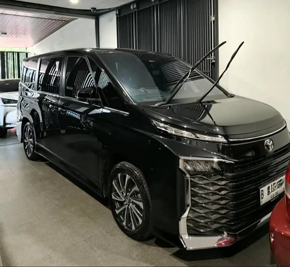 2025 Toyota Voxy TSS FACELIFT 8rb KM seperti baru !