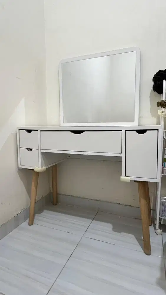 MEJA RIAS DENGAN CERMIN ESTETIK PUTIH