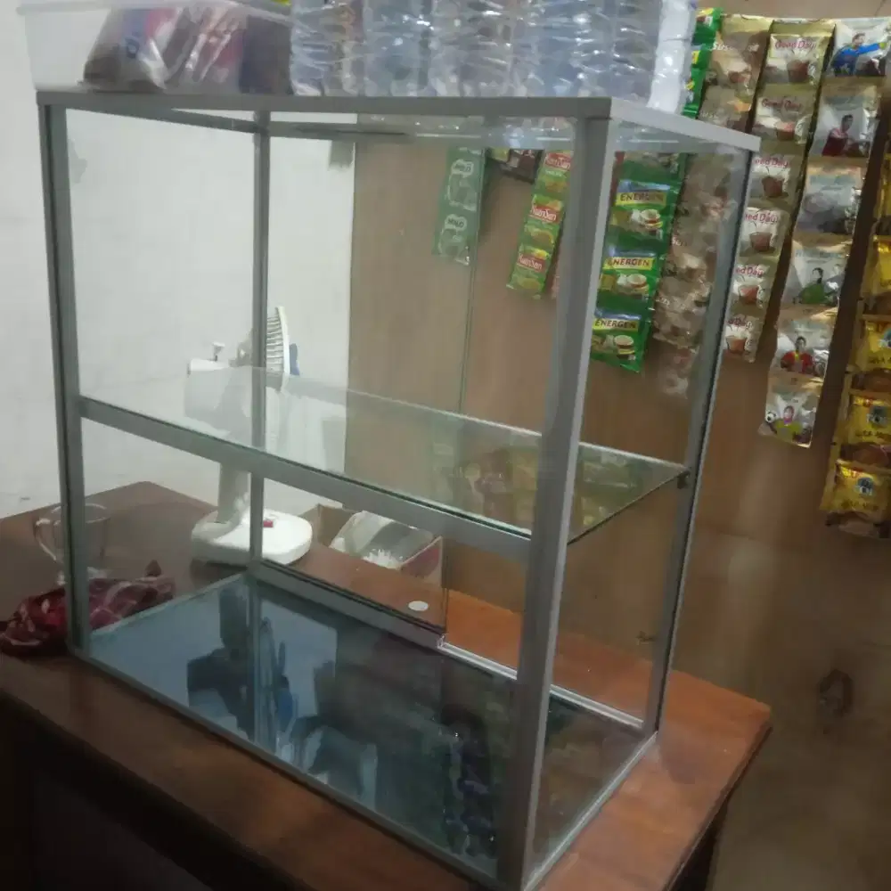 Etalase warung masih baru