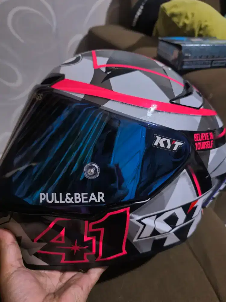 Di jual helm baru di pakai sekali kekecilan