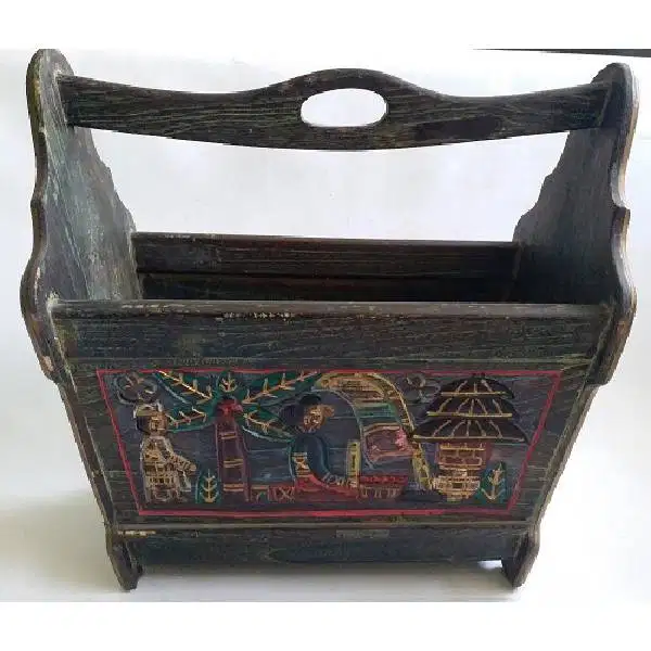 Vintage tempat majalah dan koran terbuat dari bahan kayu keras
