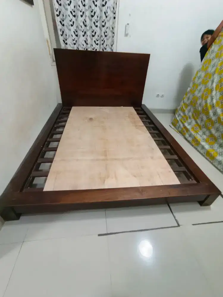 Tempat tidur bahan jati