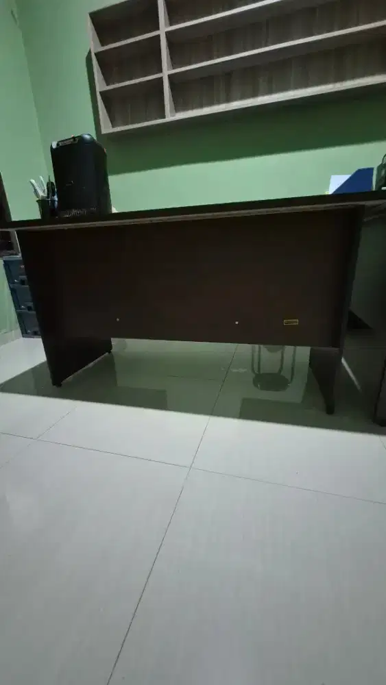 Meja kantor 140 x 70 cm. MULUS. LOKASI SURABAYA