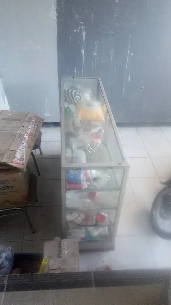 etalase1.5m layak pakai oke ada roda