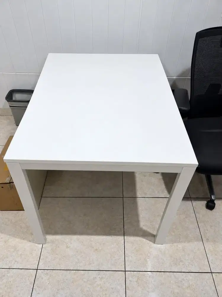 Meja ikea putih