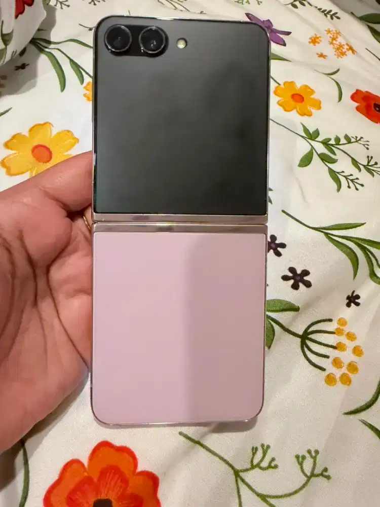 WTS Samsung Galaxy Flip 5 warna Lavender 256GB