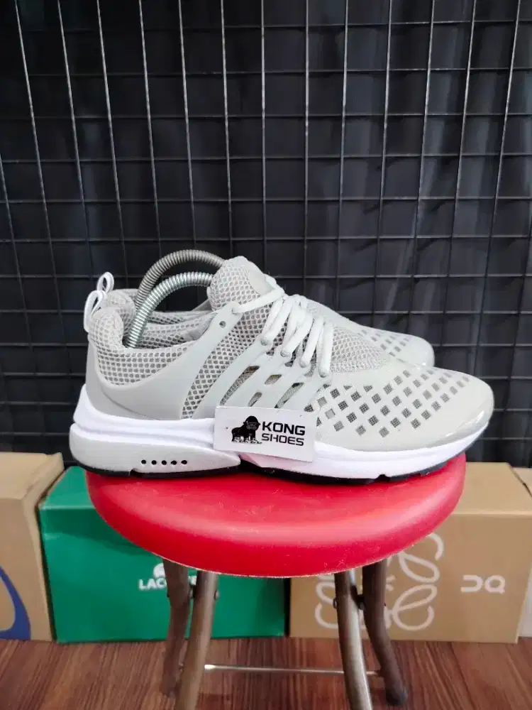 SEPATU AIR PRESTO LIGHT SMOKE GREY WHITE