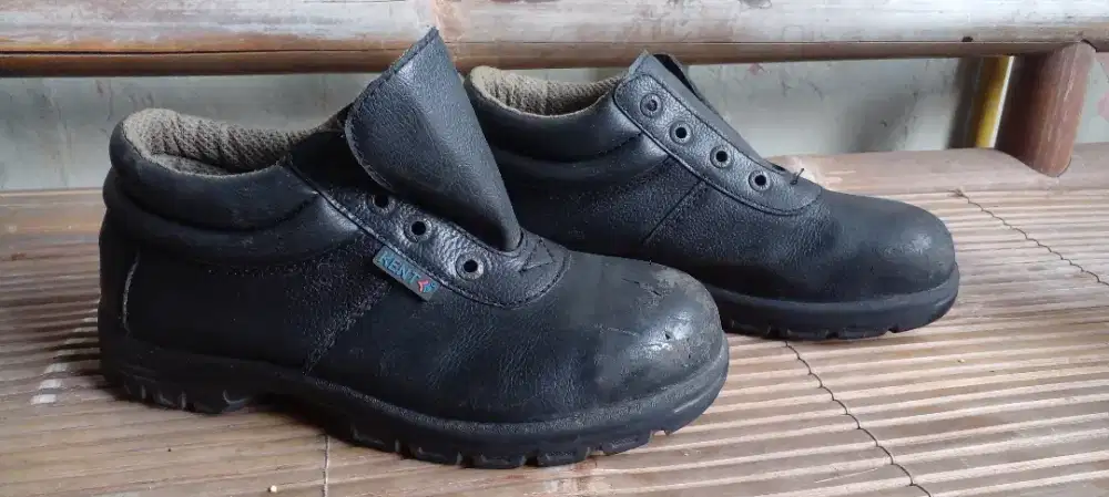 Sepatu safety kent