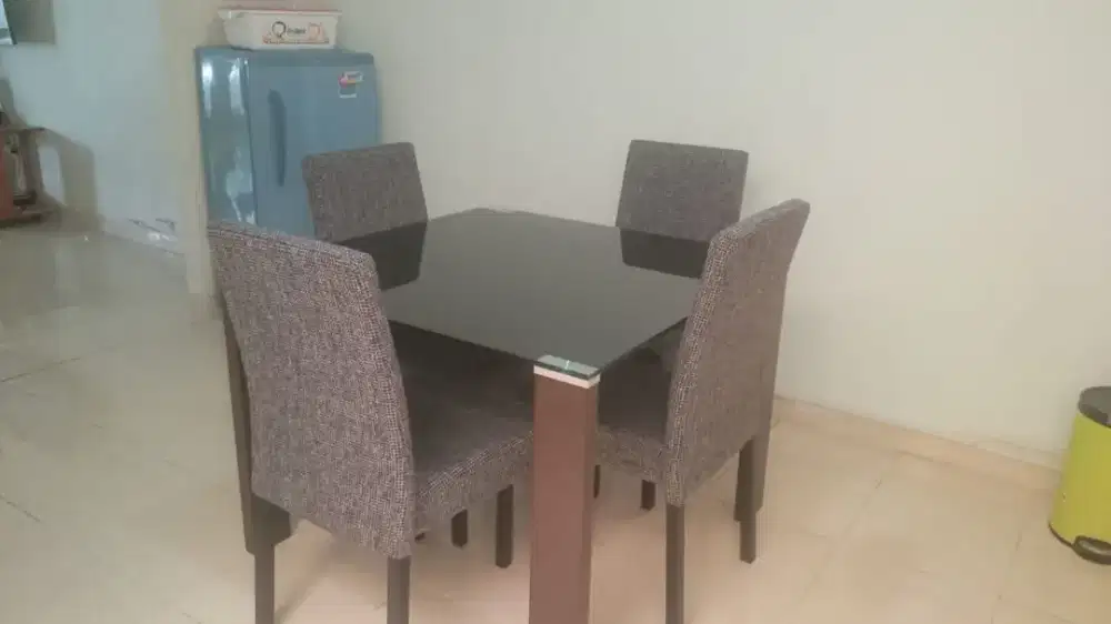 Meja dan kursi makan kaca