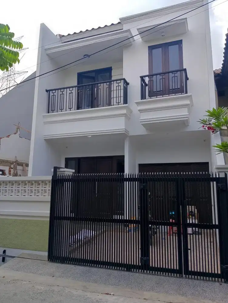Dijual rumah 2 lantai di pondok bambu jaktim