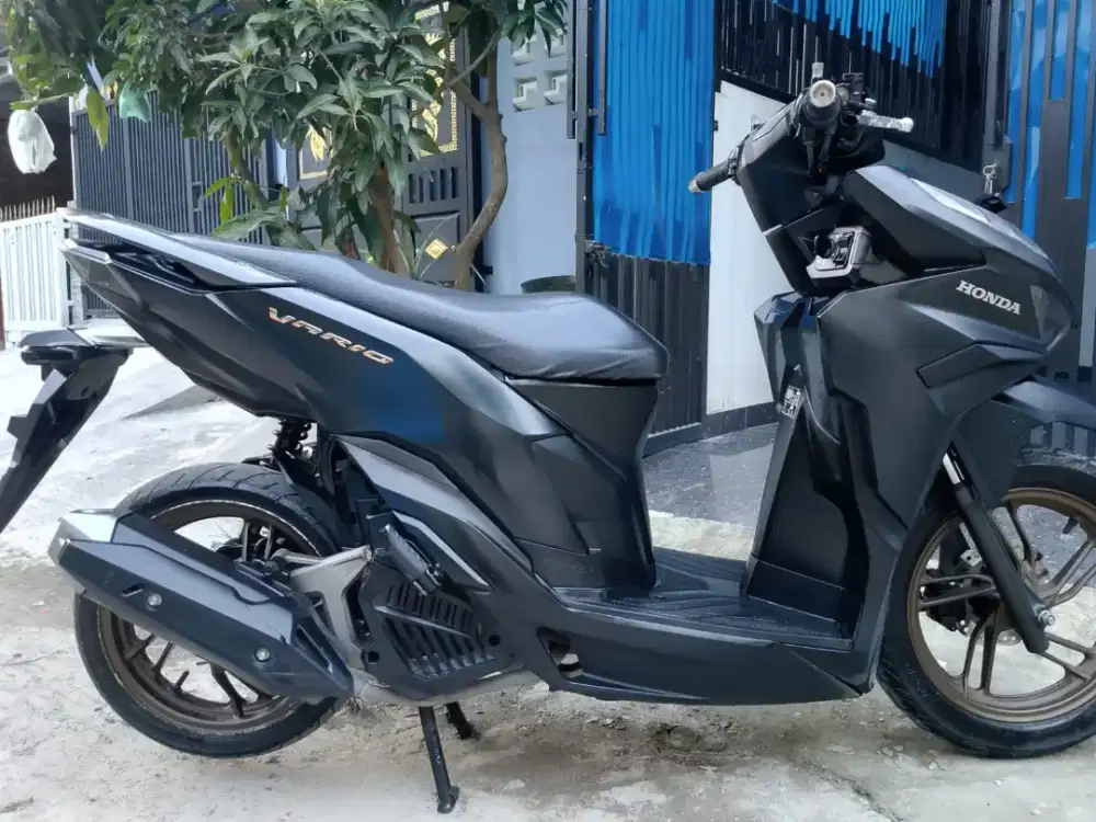 Vario 125 2024 HITAM