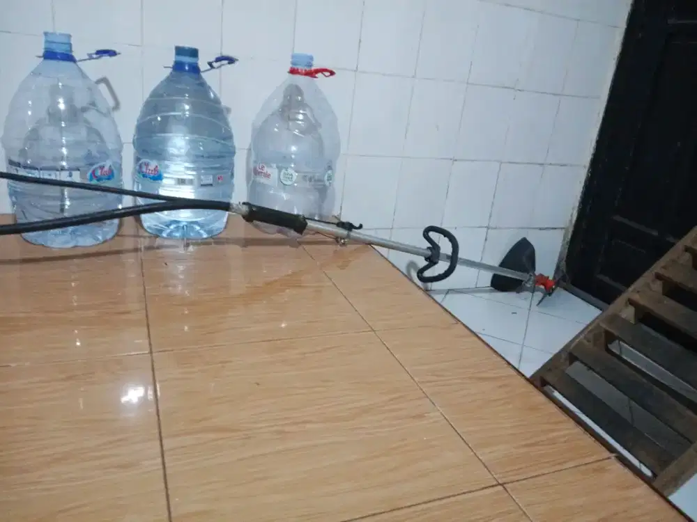 Di jual alat potong rumput masih baru