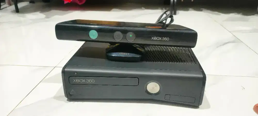 XBOX 360 Slim (with kinnect play)