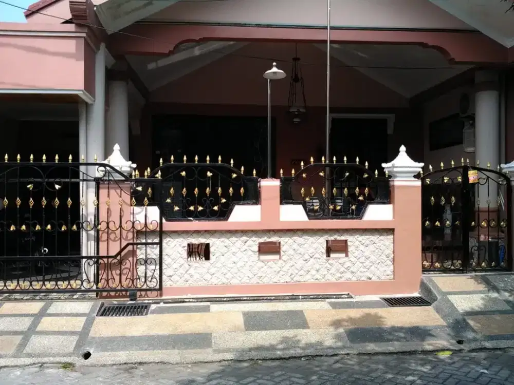 DIJUAL / DISEWAKAN.  Rumah siap huni Rungkut Surabaya.  Selangkah ke MERR.