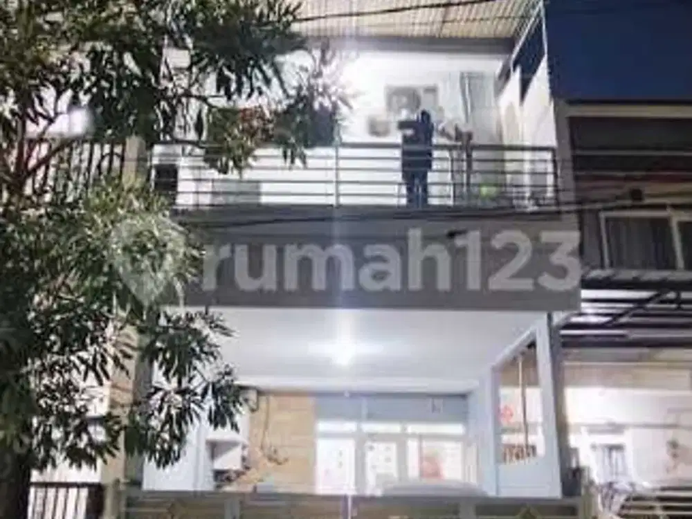 Dijual Rumah Rapi dan Terenovasi Park Residence Taman Surya 5