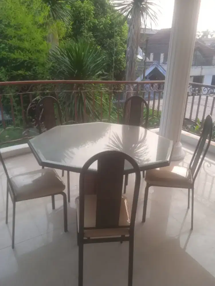 Meja makan bundar