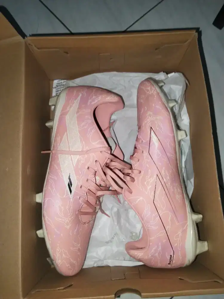 Sepatu Bola Mills
