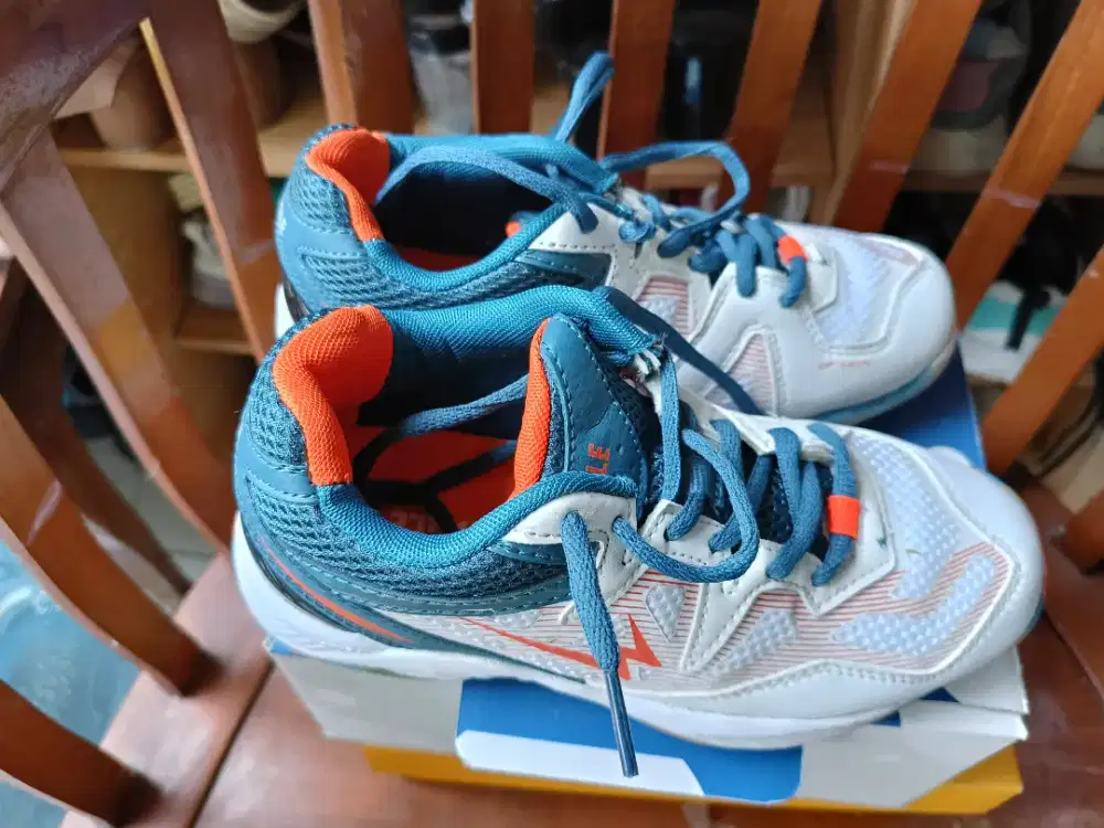 Sepatu badminton anak