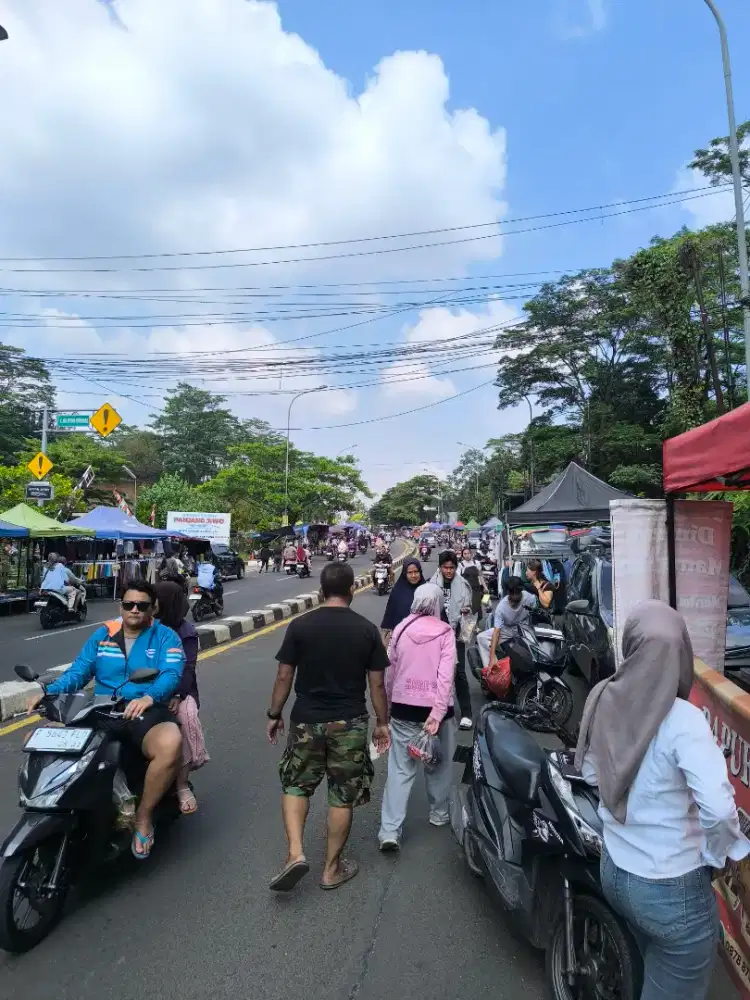 Penjaga toko makanan dan baju