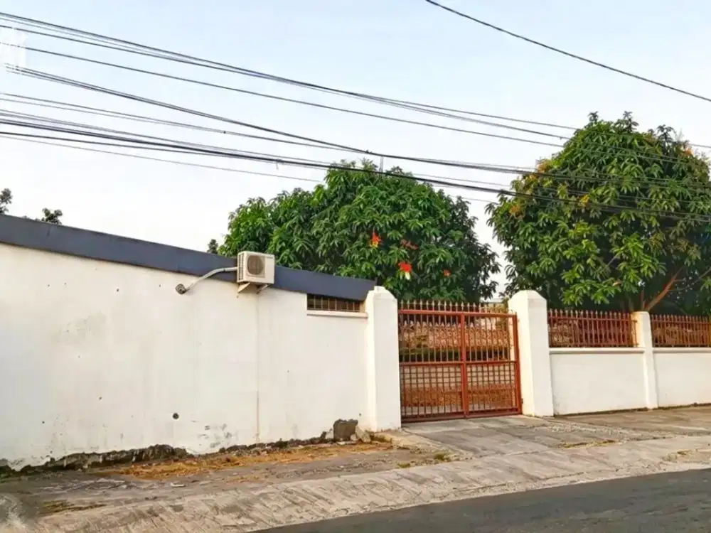 Rumah Dengan Halaman Luas Dekat Gerbang Toll Ngemplak