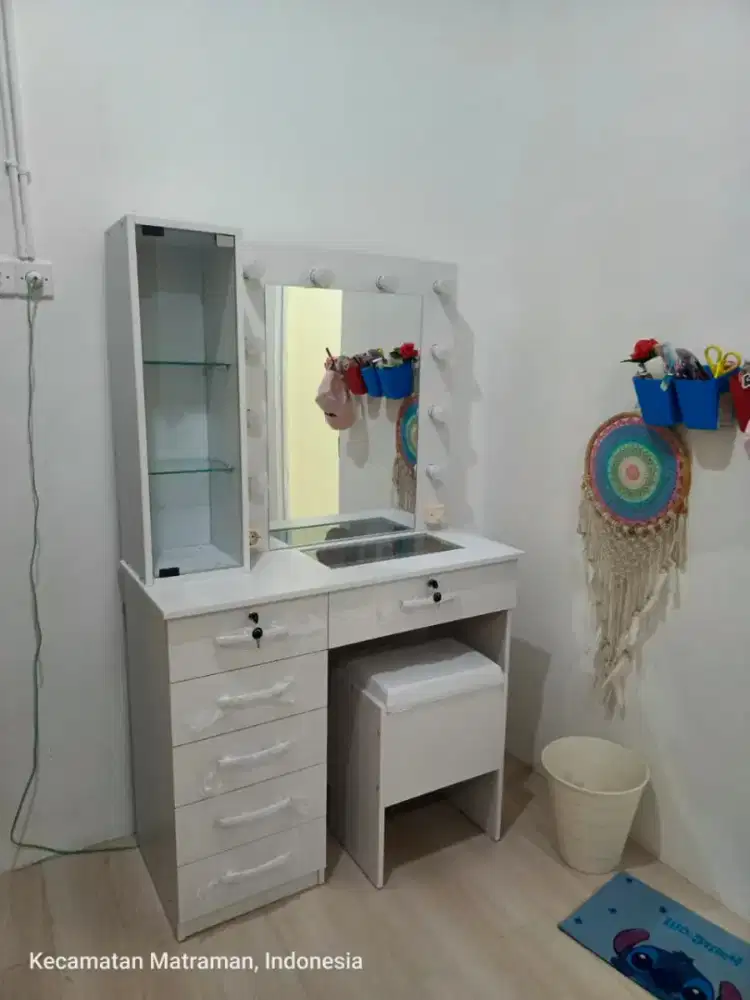 Meja rias artis