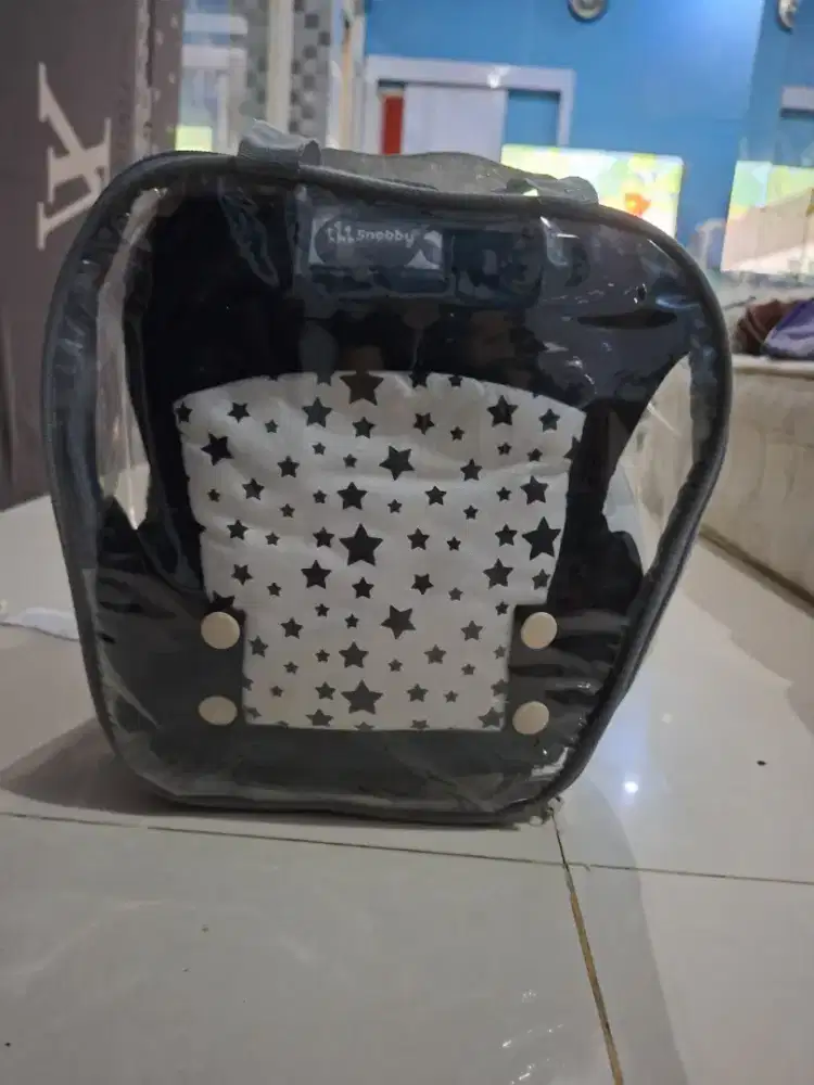 Gendongan bayi M shape