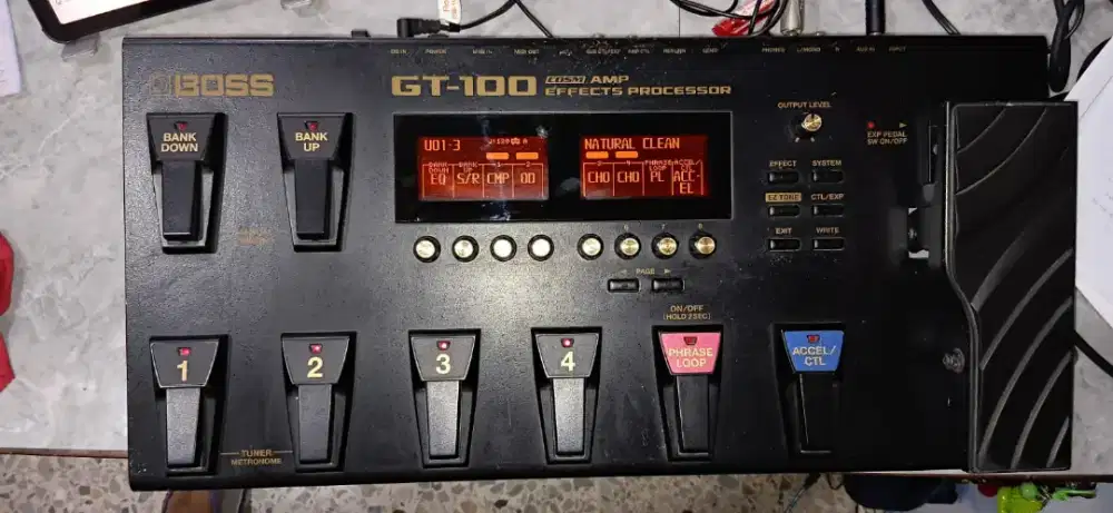Efek Boss GT-100 dan Ampli Cube 20GX