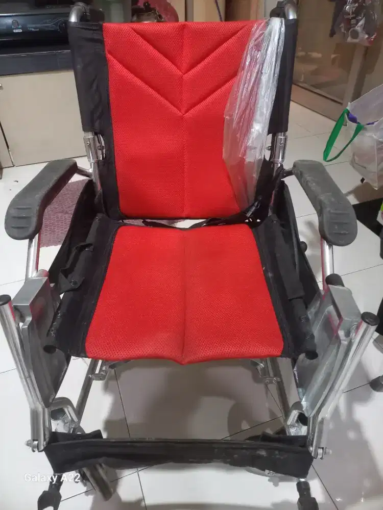 Kursi roda merah
