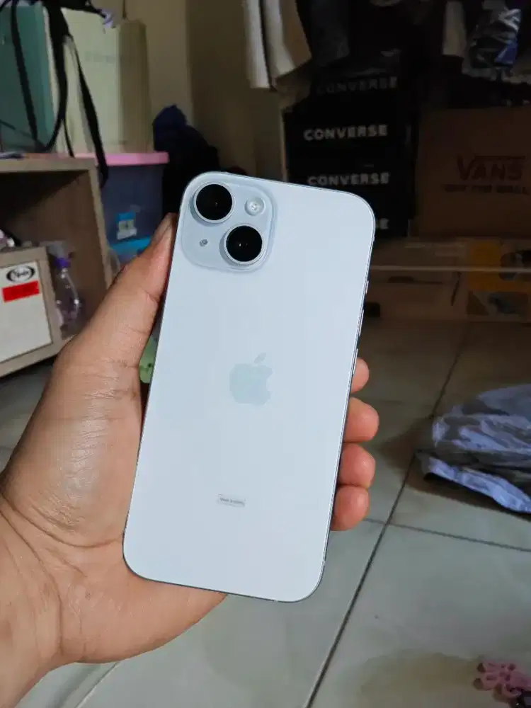 iPhone 15 warna biruu