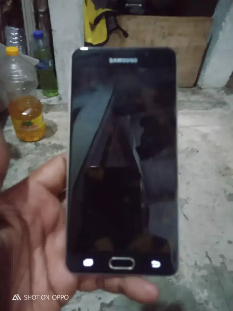 Punya hp Samsung tipe brpnya,sm ram g tau,hp boleh pengasih dr bos