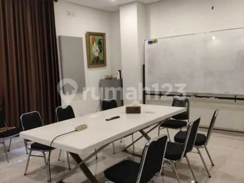 Gedung Kantor Minimalis di Menteng, Jakarta Pusat, Indonesia