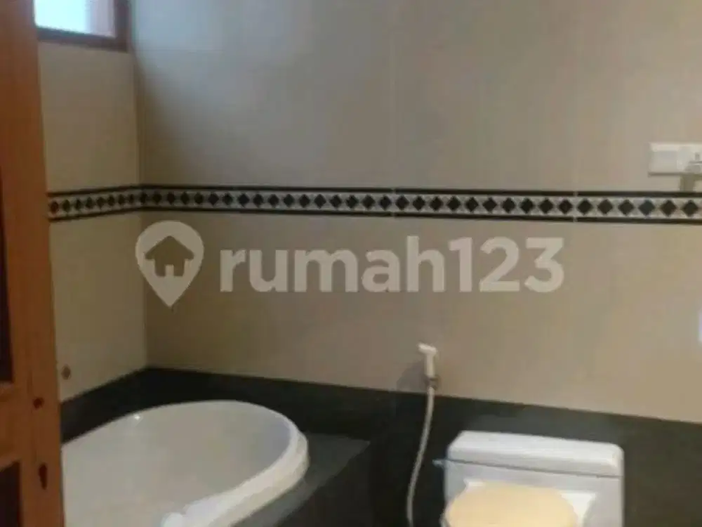 Rumah Classic Modern, Bagus Satu Jalan dengan Pim 2 di Pondok Indah