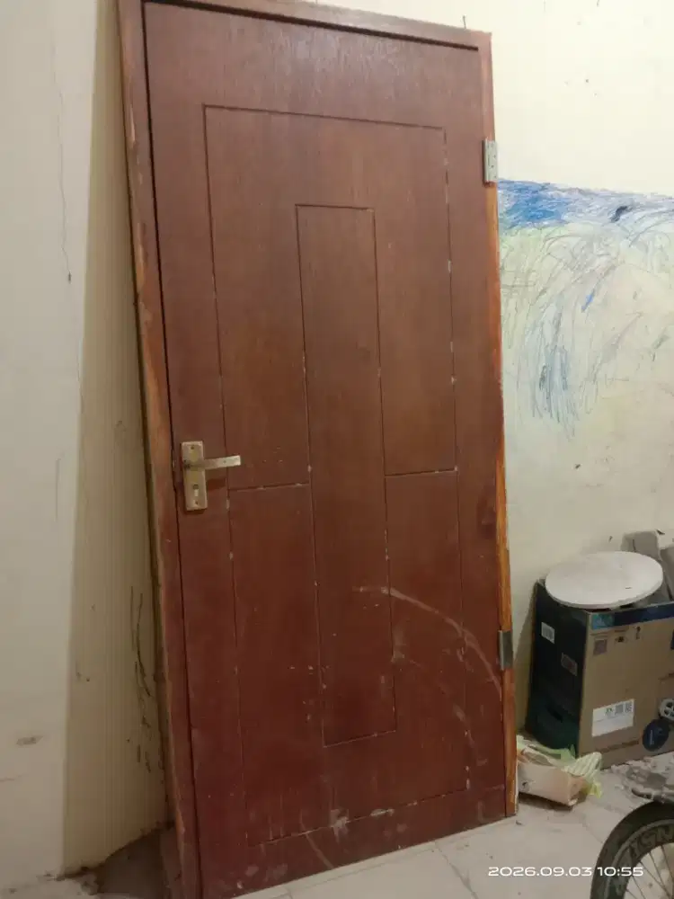 Pintu kayu dan kusennya