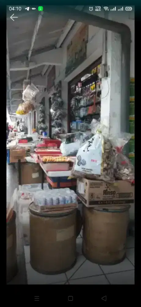 Pekerja Laki Laki toko sembako tanpa uang makan dan mesh
