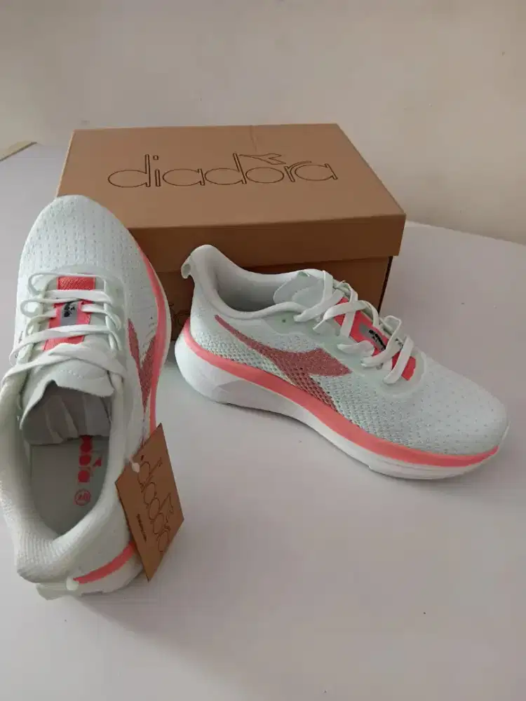 Sepatu Diadora baru