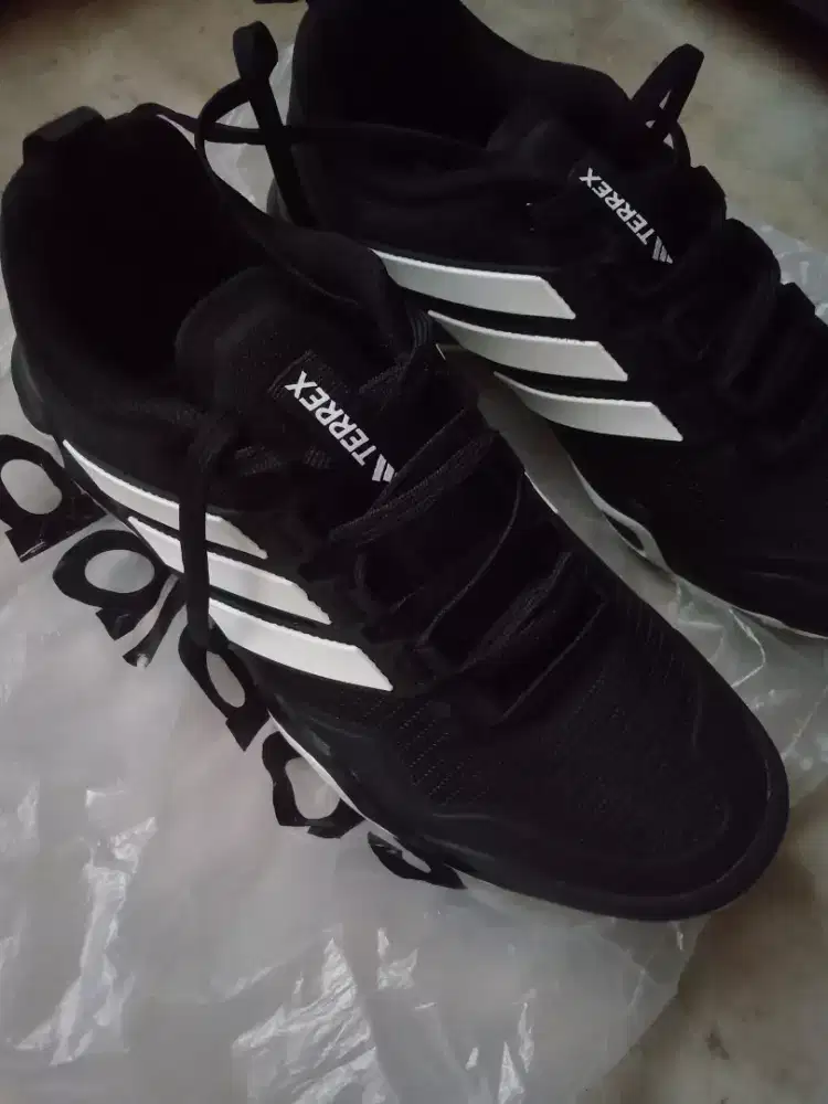 Sepatu olahraga