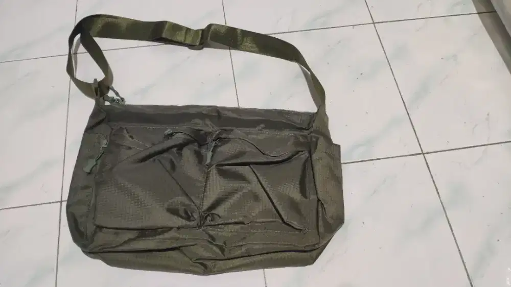 tas selempang mirip uniqlo