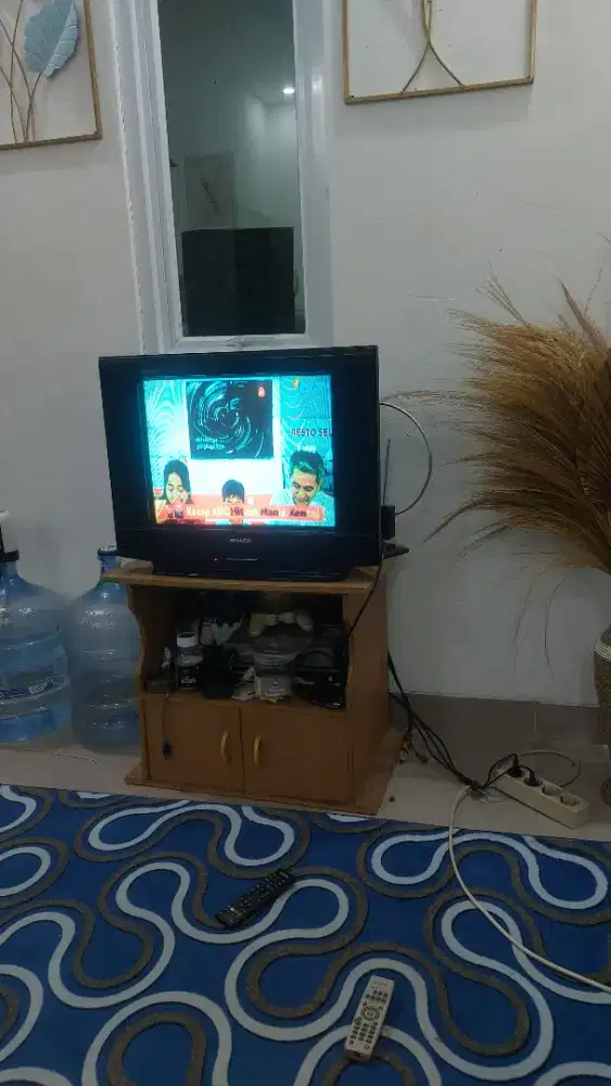 Dijual TV tabung sharp Ukuran 21 bonus rak TV