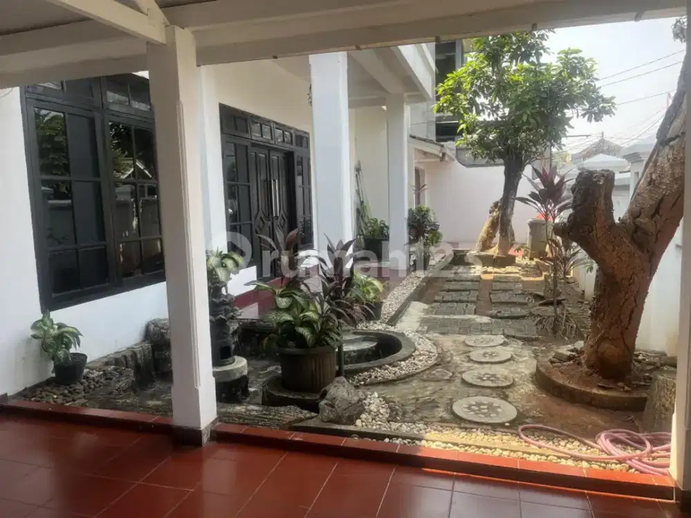 Rumah Mempersona dengan Dua Kaveling Bergandengan - Menunggu Penghuni Baru