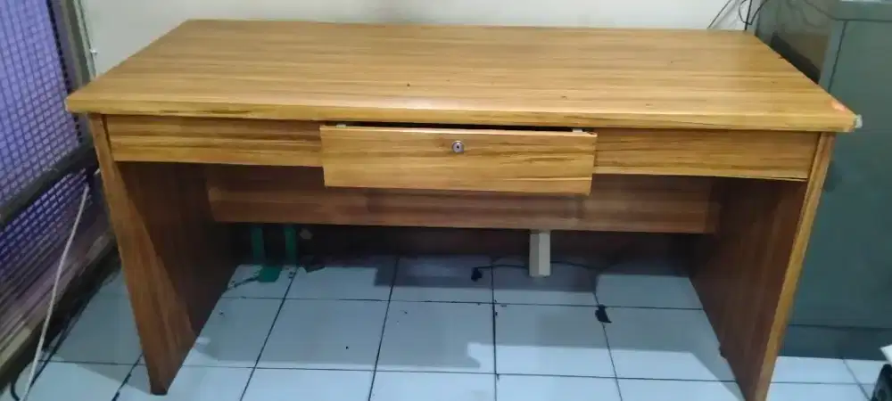 Meja komputer laci