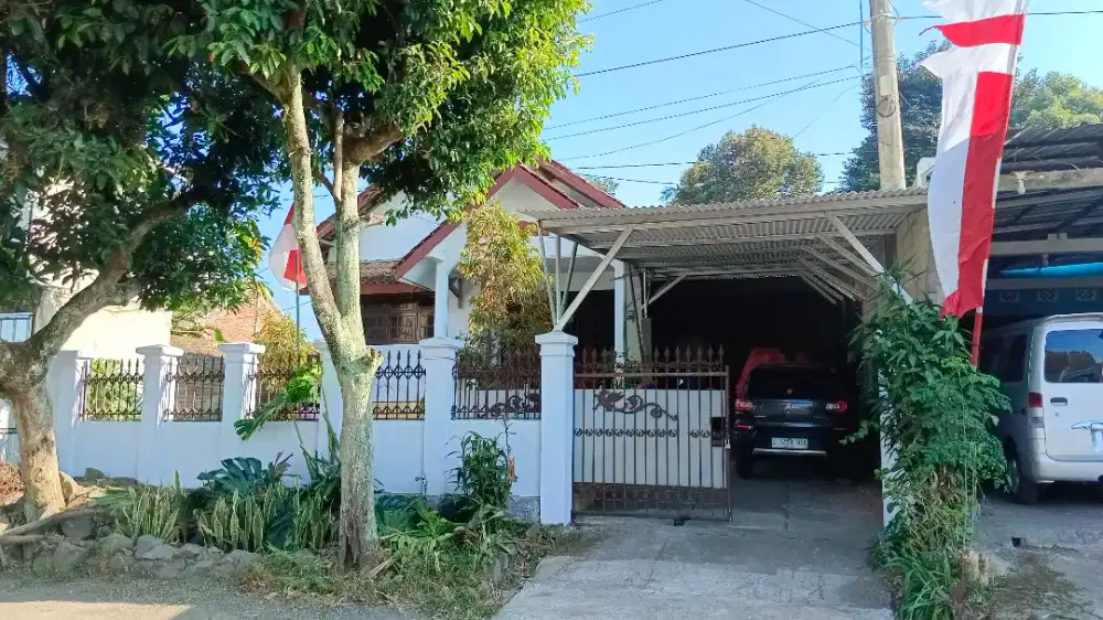 Disewakan rumah pinggir jalan luas