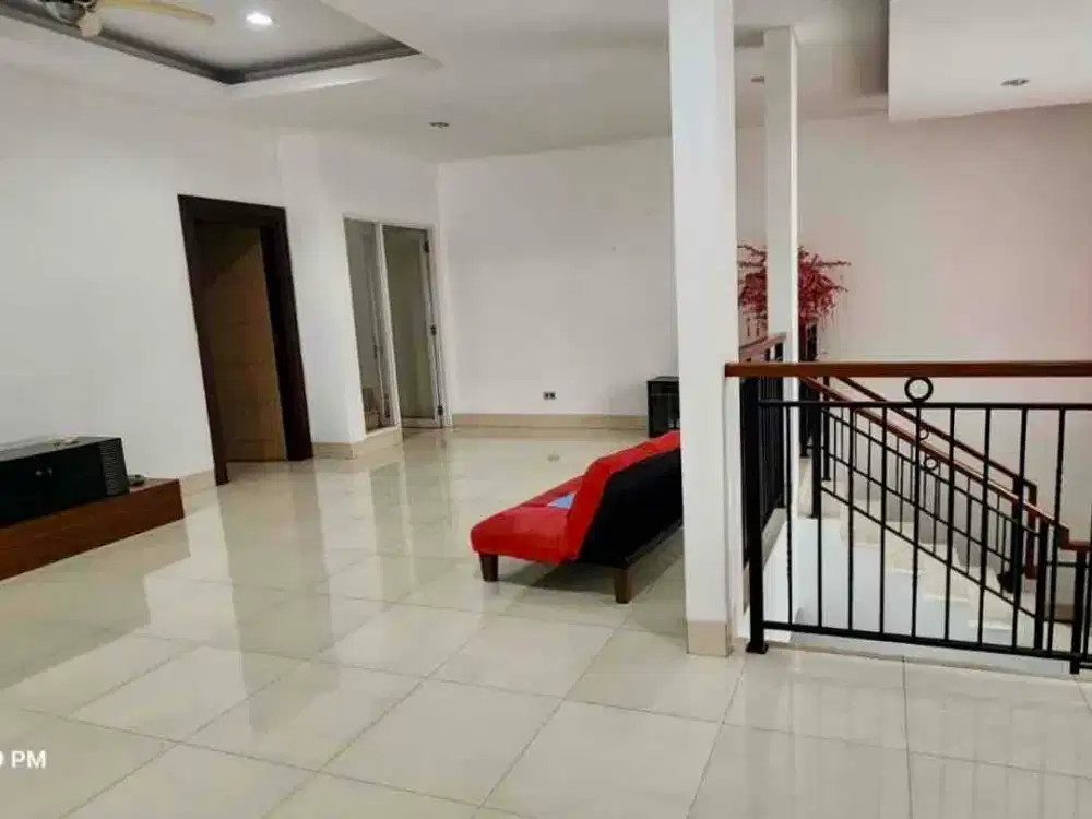 Rumah 2,5 Lantai Full Furnished Versailles BSD – 4+1 KT, Rooftop, SHM