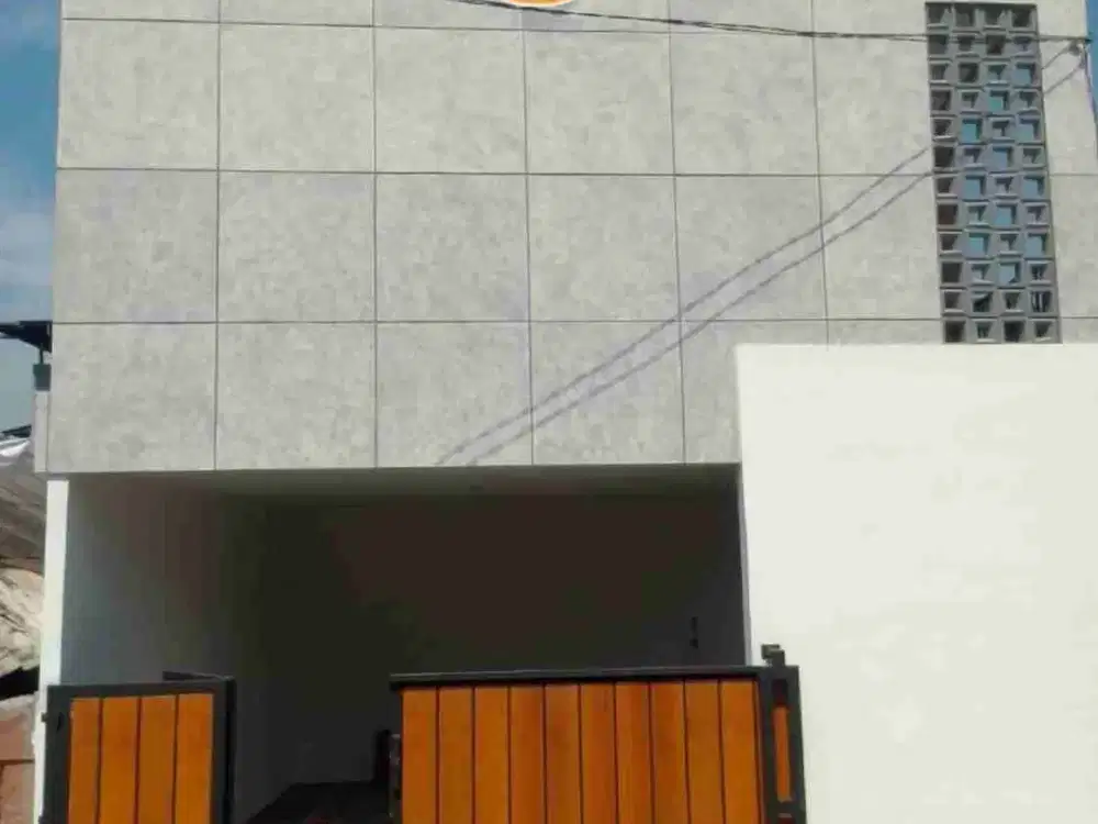 RUMAH KOST 2 LANTAI SHM AKTIF DALAM KOMPLEK BANGUNAN RAPI SIAP HUNI FURNITUR