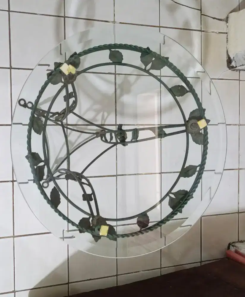 Meja bundar antik
