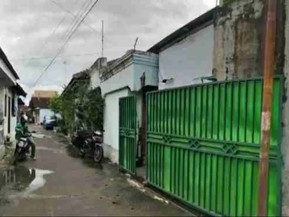 Rumah kost tinggal lanjutin, strategis, jalan kaki ke kampus ISI, sudah di dag atasnya, siap utk pengembangan kamar