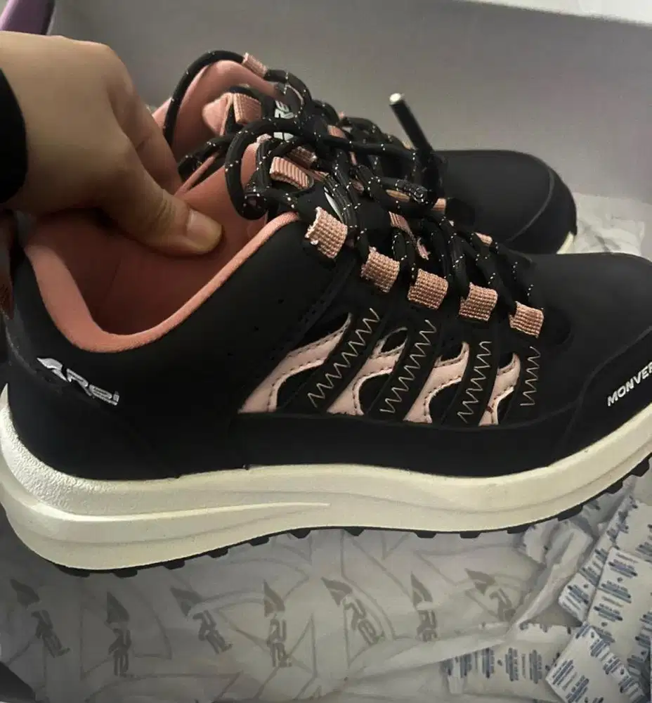 Di jual sepatu haiking merk Arei