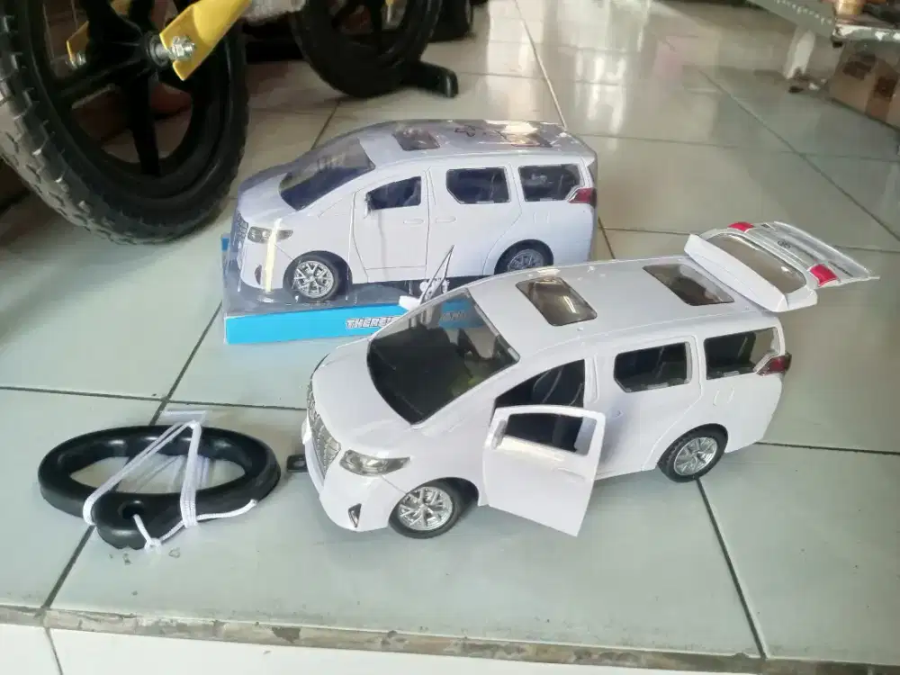 Mainan Anak Mobil Alphard Baterai Musik Lampu