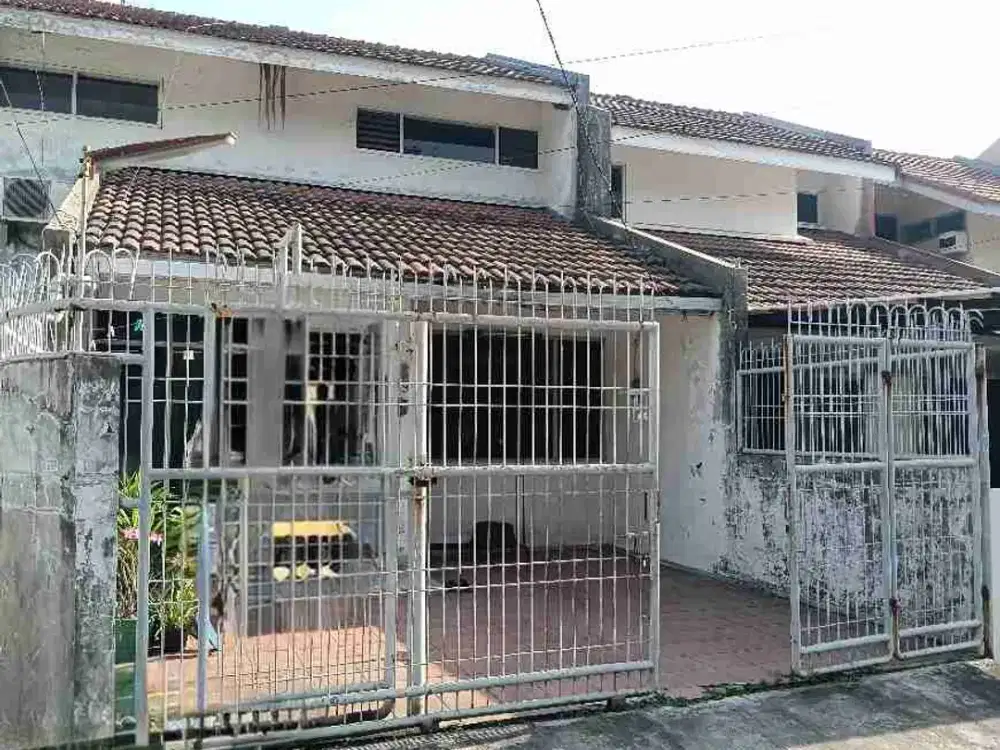 Rumah standar rapih 2,5 lantai row jalan 2 mobil dijual cepat lokasi strategis Komplek Griya Mas Srengseng Kembangan Jakarta Barat