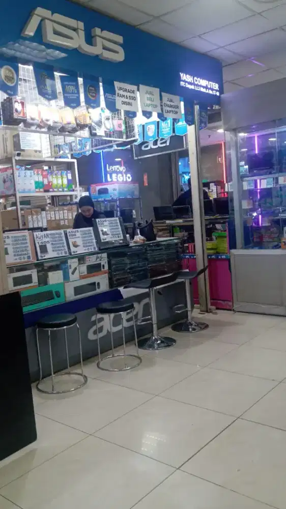 Jaga toko komputer