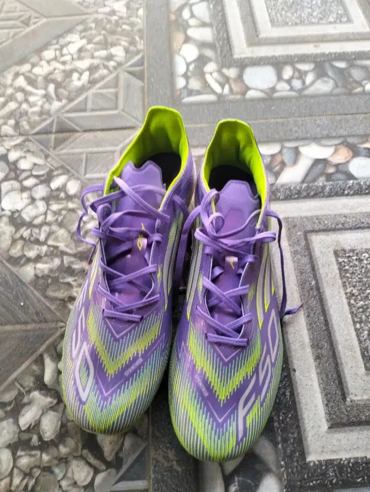 sepatu bola adidas